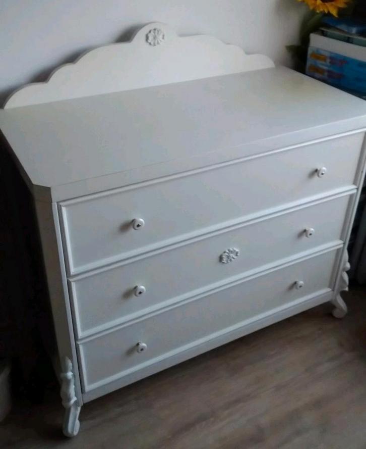 Zware commode met bijbehorende hangplank!, Kinderen en Baby's, Kinderkamer | Commodes en Kasten, Zo goed als nieuw, Commode, 90 tot 105 cm