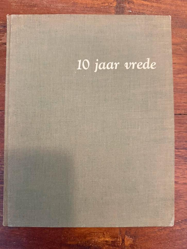 10 Jaar Vrede  Nationaal Gedenkboek - Fotoboek 1945-1955, Boeken, Geschiedenis | Wereld, Gelezen, Overige gebieden, 20e eeuw of later