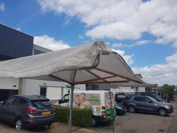 2 halve parasols voor een scherpe prijs, samen voor €275 ! beschikbaar voor biedingen