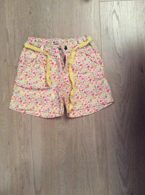 Super leuke bloemetjes short maat 128 z.g.a.n.!, Kinderen en Baby's, Kinderkleding | Maat 128, Zo goed als nieuw, Meisje, Broek