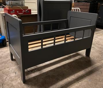 Massief houten vintage peuterbed beschikbaar voor biedingen