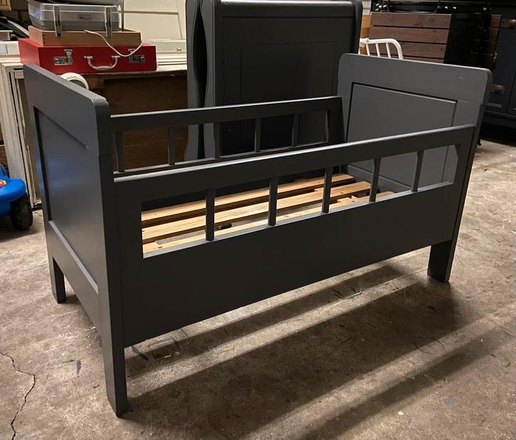 Massief houten vintage peuterbed, Antiek en Kunst, Curiosa en Brocante, Ophalen