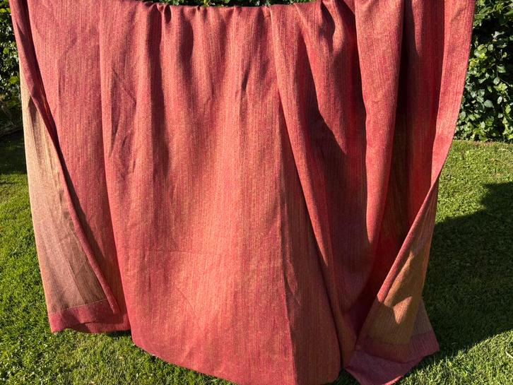 Gordijn, rood met goud 🌟 200 cm breed x 185 cm hoog, Huis en Inrichting, Stoffering | Gordijnen en Lamellen, Gebruikt, 150 tot 200 cm