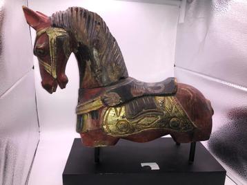 Houten Chinees paard – traditioneel beeld met goudaccenten beschikbaar voor biedingen