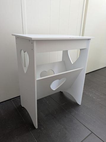 Wit bijzettafeltje voor bijv. een meisjeskamer/kinderkamer