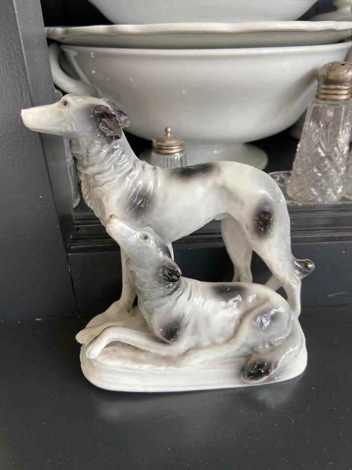 Antiek beeldje porselein van 2 honden jachthonden greyhounds, Antiek en Kunst, Curiosa en Brocante, Ophalen of Verzenden