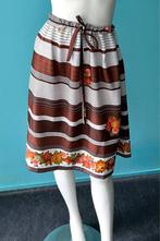 Vintage jaren 70 rok bruin/wit/bloemen 1 maat, Kleding | Dames, Rokken, Maat 38/40 (M), Bruin, Verzenden, Vintage