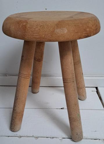 Vintage houten krukje beschikbaar voor biedingen