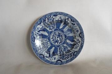 Blauw Wit Bord Chinese Figuren In Tuin beschikbaar voor biedingen