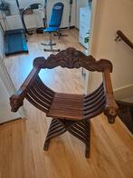 Antieke houten stoel met leeuwenkoppen, Ophalen