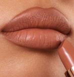Charlotte Tilbury Catwalking Lipstick, Sieraden, Tassen en Uiterlijk, Uiterlijk | Cosmetica en Make-up, Make-up, Zo goed als nieuw
