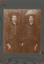 Oude portretfoto van 2 dames met hoeden, Gebruikt, Verzenden, Foto, Voor 1940