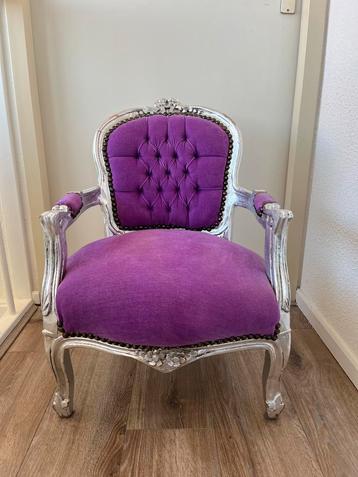 Stoeltje paars bekleed beschikbaar voor biedingen