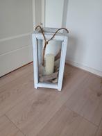 Groot brocante windlicht. 44 cm. hoog. Wit hout met glas., Huis en Inrichting, Woonaccessoires | Kandelaars en Kaarsen, Kandelaar