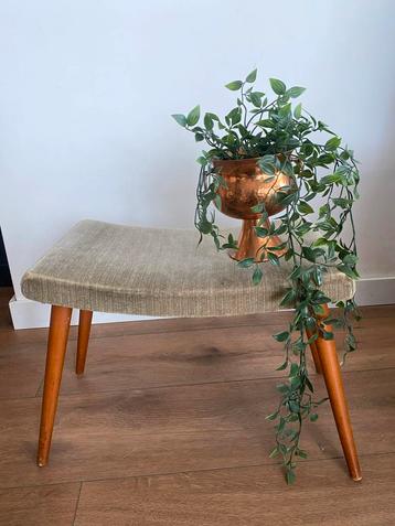 Vintage voetenbankje met lichtgroene velvet bekleding beschikbaar voor biedingen