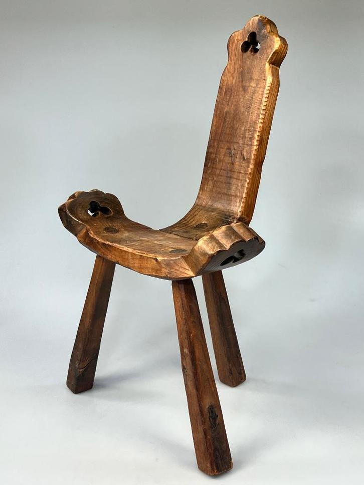 Oude Spaanse Driepoot Kruk / Stoel. Brutalistisch, Huis en Inrichting, Krukjes, Gebruikt, Hout, Ophalen of Verzenden