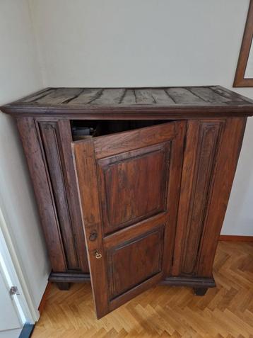Antieke houten kast beschikbaar voor biedingen