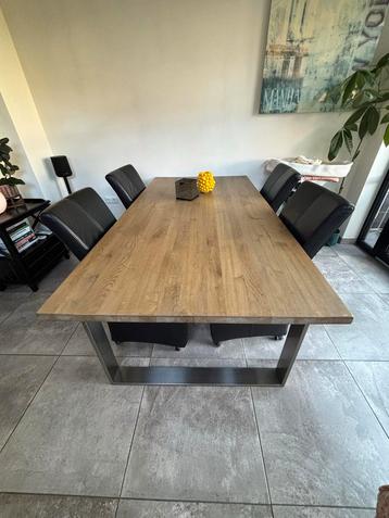 Eettafel met stoelen beschikbaar voor biedingen