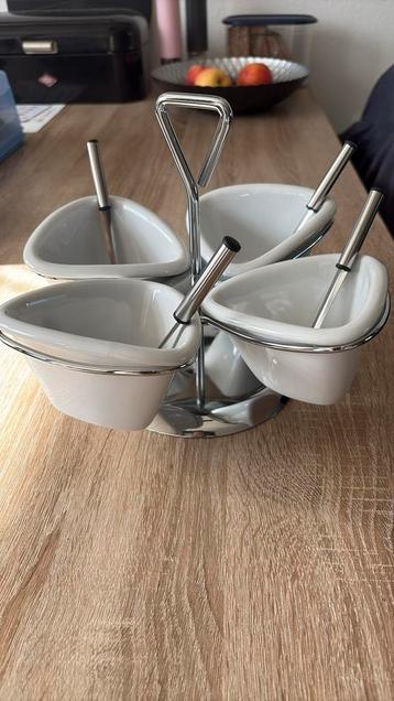 Serveerset met 4 bakjes + standaard en lepeltjes – Nieuw beschikbaar voor biedingen