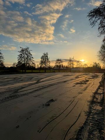 Plek vrij op fijne kleinschalige 24/7 buiten stalling beschikbaar voor biedingen
