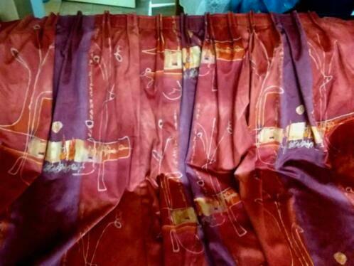 1 Mooi Bordeaurood gordijn van 240 cm hoog en 210 cm breed, Huis en Inrichting, Stoffering | Gordijnen en Lamellen, Zo goed als nieuw