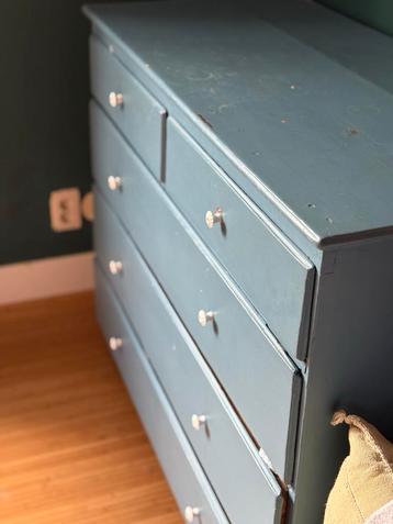 Vintage blauwe ladekast beschikbaar voor biedingen