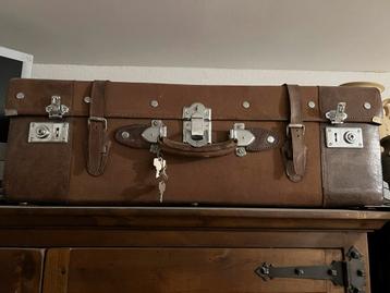 Mooie decoratieve Vintage Bruine Koffer met Sleutels beschikbaar voor biedingen