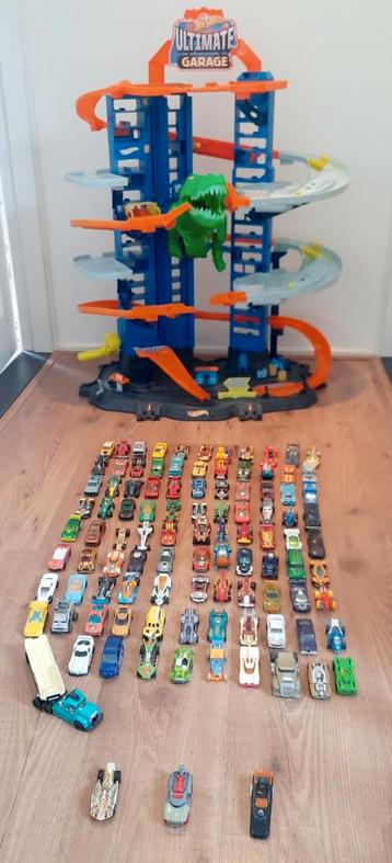 Hotwheels Ultimate garage met meer dan 100 hotwheels auto's beschikbaar voor biedingen