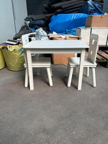Kindertafel met 2 x stoel.  beschikbaar voor biedingen