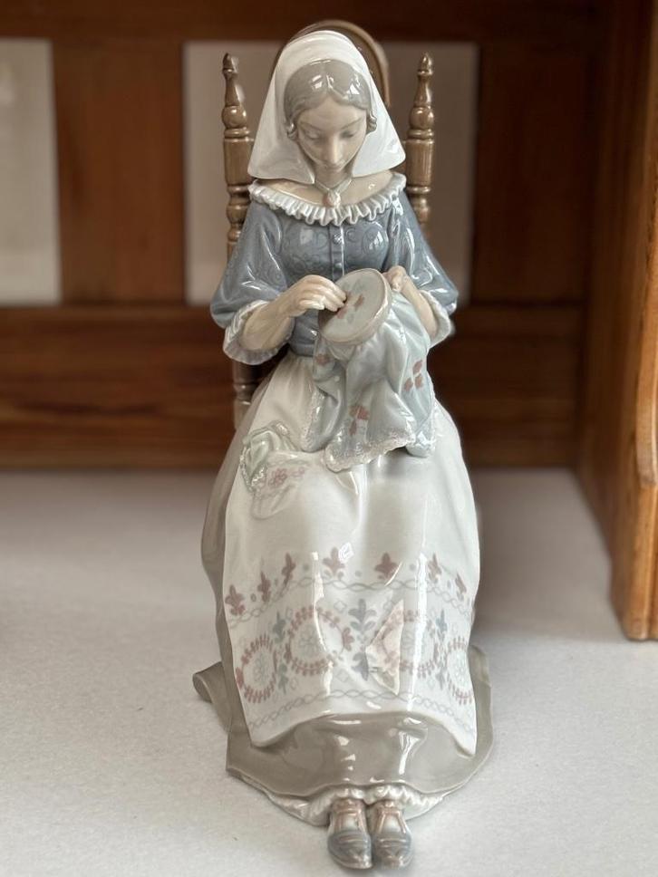 KOPEN OF RUILEN Grote LLADRO 4865 Borduurster, Verzamelen, Beelden en Beeldjes, Zo goed als nieuw, Mens, Ophalen of Verzenden