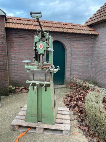 Kettingfreesmachine voor Houtbewerking beschikbaar voor biedingen