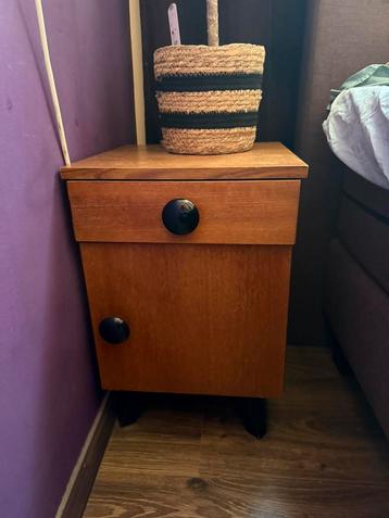 Vintage houten nachtkastje beschikbaar voor biedingen