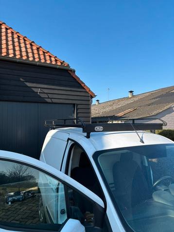 Zwart stalen imperiaal Ford Transit Courier 2014-2023 beschikbaar voor biedingen