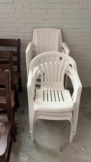 6x rieten, 6x houten en 7 plastic stoelen beschikbaar voor biedingen