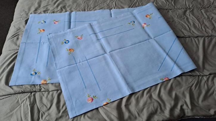 Vintage Geborduurd Tafelkleed Blauw met Bloemen, Huis en Inrichting, Tafelkleden, Zo goed als nieuw, Rechthoek, Binnen, Ophalen of Verzenden