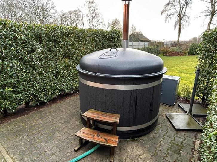 Kirami Hottub, Tuin en Terras, Bubbelbaden en Hottubs, Zo goed als nieuw, Vast, Filter, Pomp, Trap, Ophalen