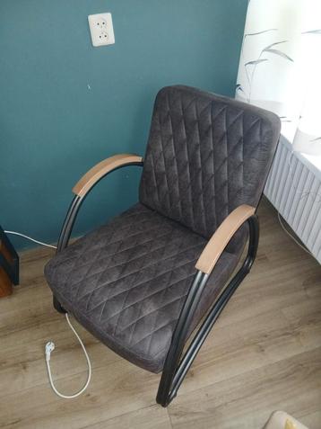Comfortabele fauteuil met houten armleuningen beschikbaar voor biedingen
