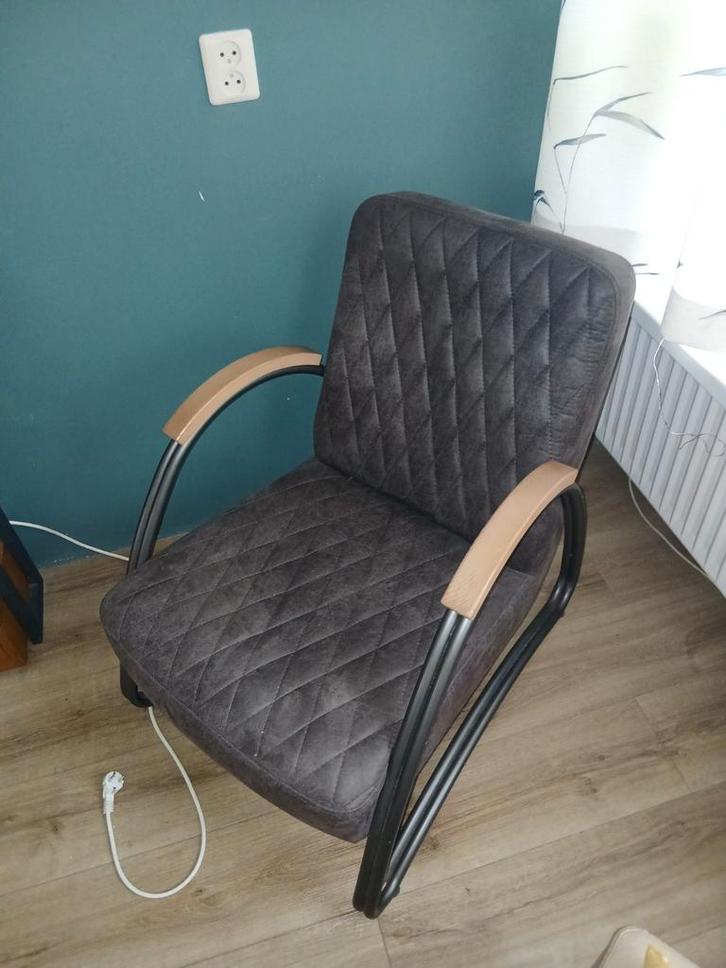 Comfortabele fauteuil met houten armleuningen, Huis en Inrichting, Fauteuils, Zo goed als nieuw, Hout, Metaal, Stof, 50 tot 75 cm