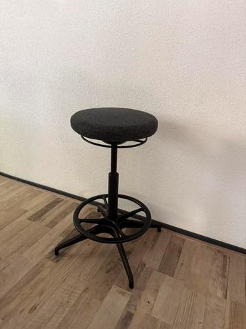 Zit / sta kruk beschikbaar voor biedingen