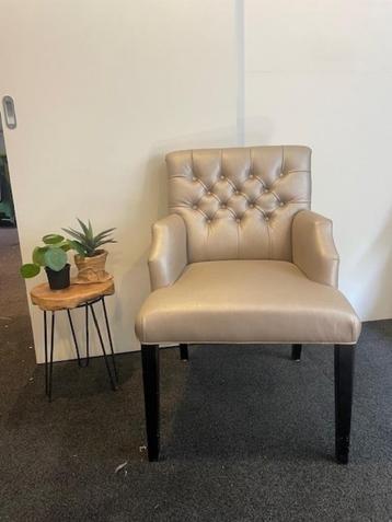 4 Eetkamerstoelen beschikbaar voor biedingen