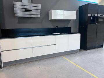 Prachtige Hacker Systemat keuken met Bosch apparatuur. beschikbaar voor biedingen