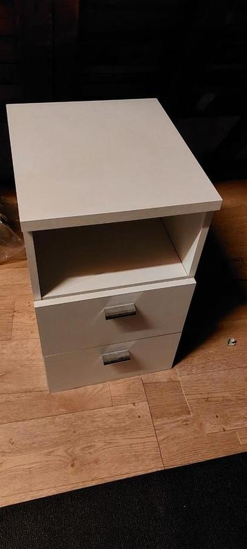 2 nachtkastjes met lades