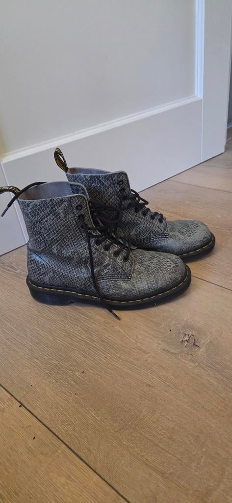 Dr. Martens Enkellaarzen print maat 39, Kleding | Dames, Schoenen, Lage of Enkellaarzen, Ophalen of Verzenden, Dr. Martens, Grijs
