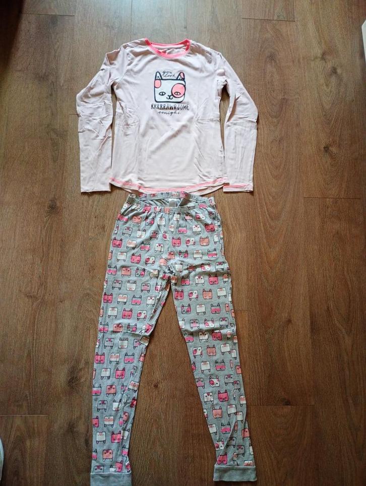 Mooie poezen pyjama mt 146/152, Kinderen en Baby's, Kinderkleding | Maat 146, Gebruikt, Meisje, Nacht- of Onderkleding, Ophalen of Verzenden