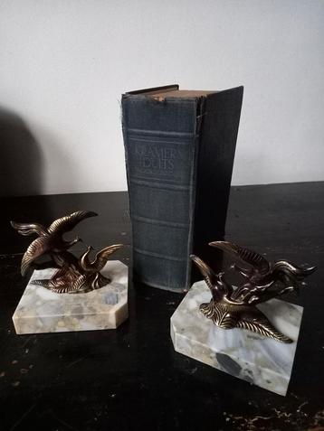 Franse Art Deco boekensteunen, spelter vogels op marmer voet beschikbaar voor biedingen
