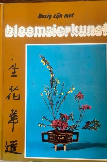 Bezig zijn met bloemsierkunst Ikebana beschikbaar voor biedingen