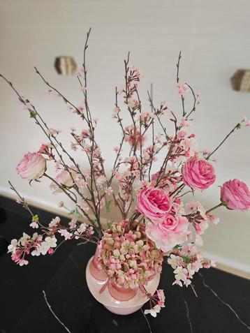 Prachtige roze vaas met zijden nepbloemen beschikbaar voor biedingen