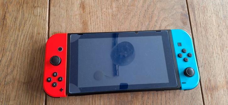 Switch, Spelcomputers en Games, Spelcomputers | Nintendo Switch, Zo goed als nieuw, Switch Original, Met 2 controllers, Ophalen of Verzenden