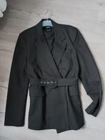 Zwarte blazer van bershka met dezelfde stof een centuur mt S, Zwart, Zo goed als nieuw, Jasje, Maat 36 (S)