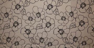 Vintage lap stof wit met grote zwarte bloemen beschikbaar voor biedingen